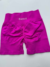 Load image into Gallery viewer, Contour Scrunch Shorts
