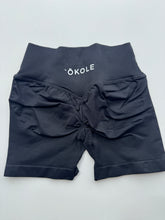Load image into Gallery viewer, Contour Scrunch Shorts
